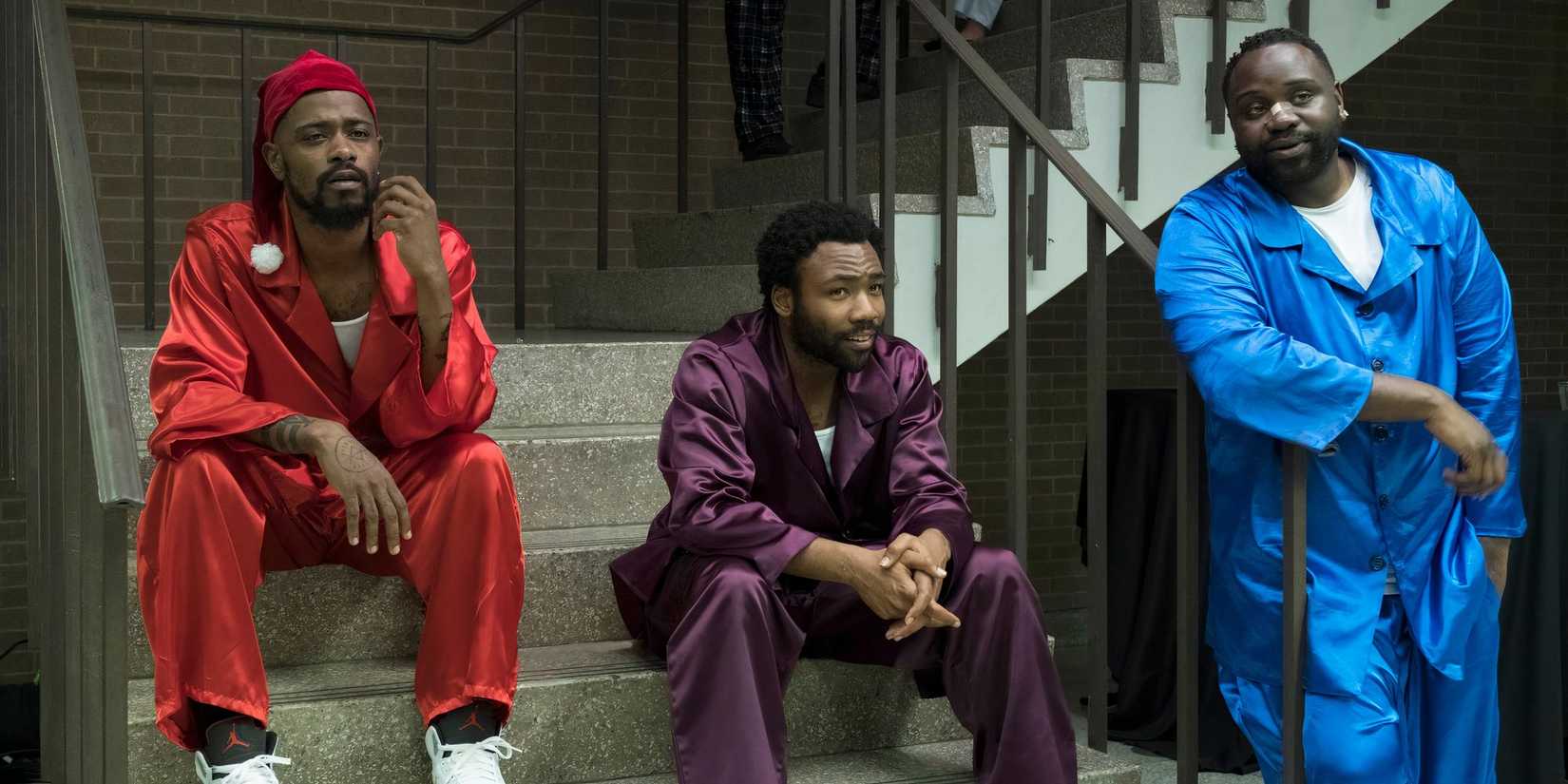 Donald Glover, LaKeith Stanfield and Brian Tyree Henry as Earn, Darius and Alfred in pijamas in Atlanta. 