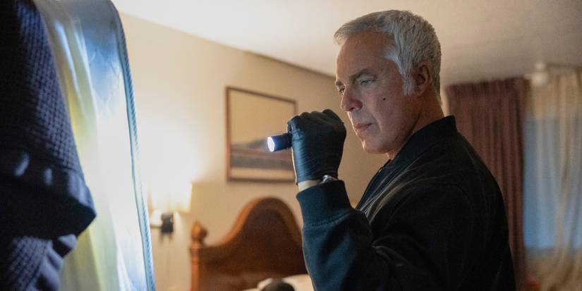 Titus Welliver as Harry Bosch, holding a flashlight in Bosch: Legacy