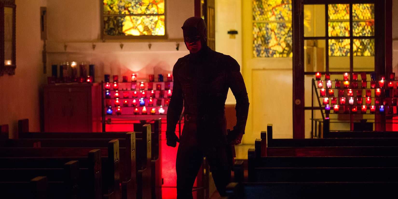 Daredevil stāvēja baznīcā ar sarkanu gaismu aiz viņa