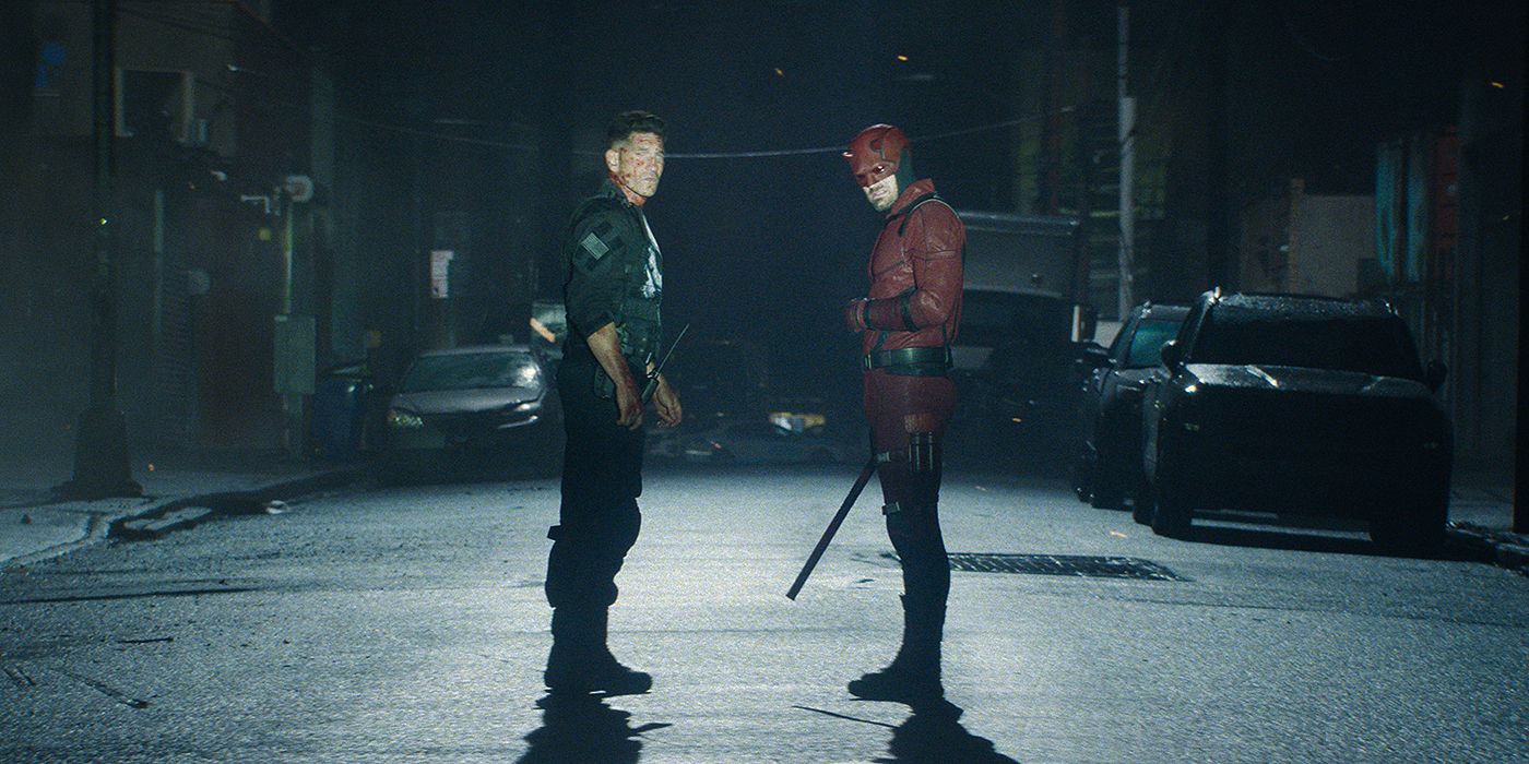 Jons Berntāls un Čārlijs Kokss kā Frenks Pils un Metjū Mērdoks pēc cīņas, kurā apskatīta automašīna, kas tuvojas filmai “Daredevil: dzimis no jauna”.