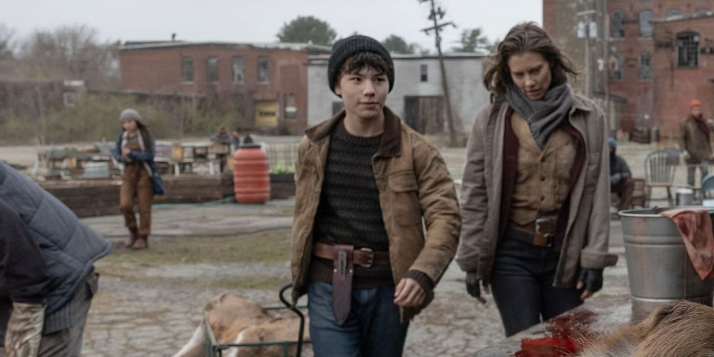 Hershel carries a crate of animal pelts in TWD Dead City