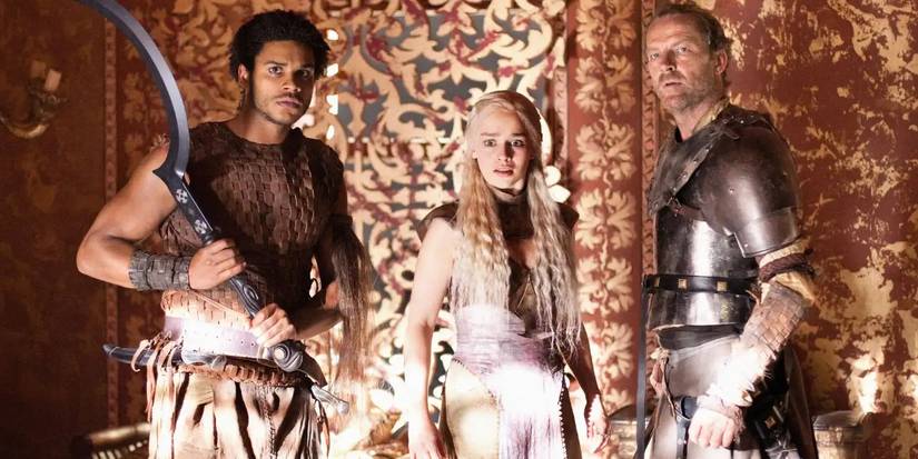 Daenerys, flanked by Ser Jorah and Kovarro