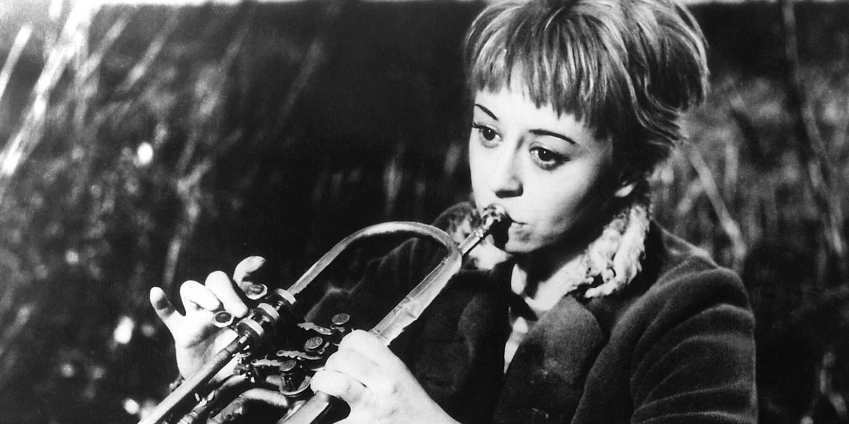 Giulietta Masina playing the trumpet in 'La Strada'