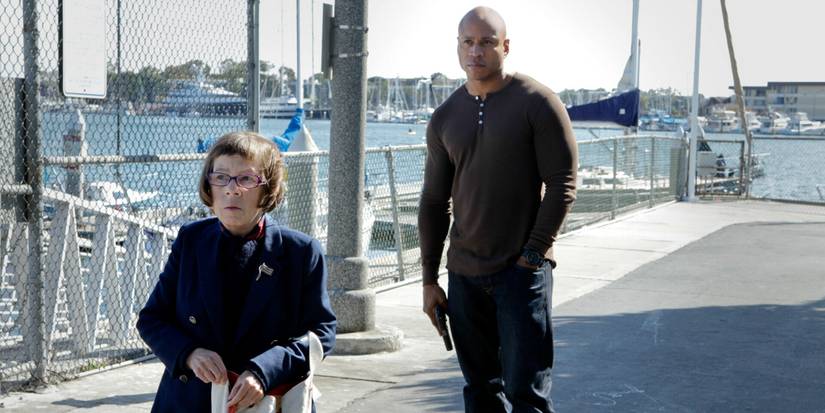 Hetty Lange (Linda Hunt) walking away from Sam Hanna (LL Cool J) in NCIS: Los Angeles.