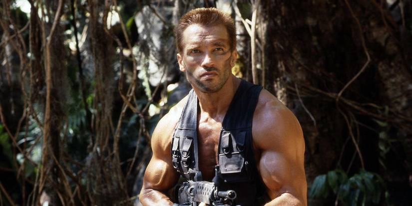 Arnold Schwarzenegger di hutan mencari kejauhan di 'Predator' (1987)