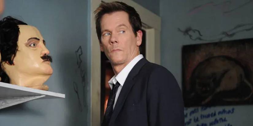 Ryan Hardy (Kevin Bacon) beside an Edgar Allen Poe mask on 'The Following'.