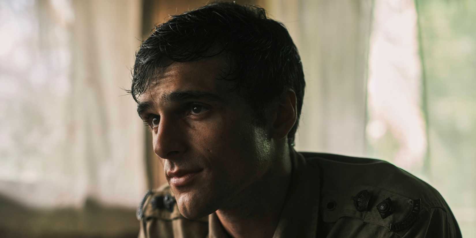 Jacob Elordi as Dorrigo Evans leaning forward while looking off-camera in The Narrow Road to the Deep North