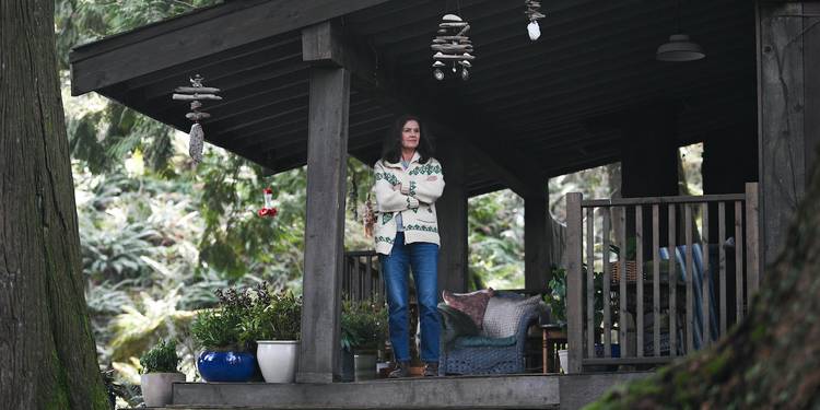 Mary Dove Shaw (Wendy Crewson) đứng trên hiên nhà trong tập cuối của 'Tracker' Phần 2
