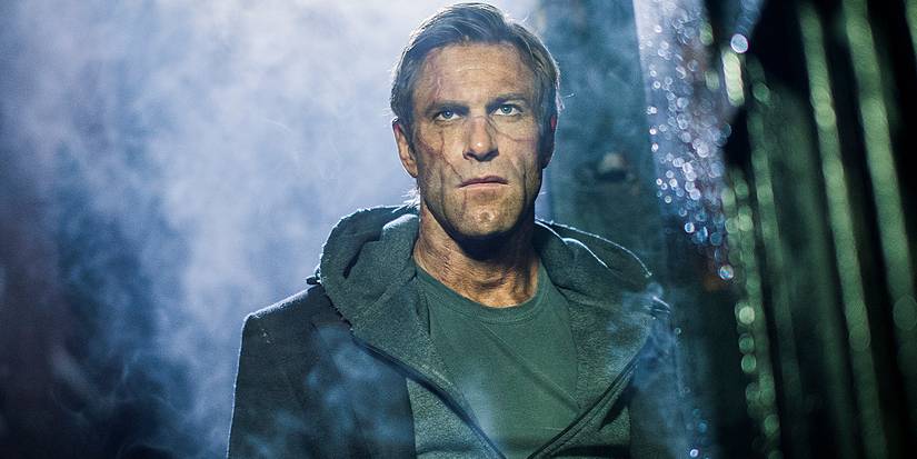 Aaron Eckhart staring through smoke in I, Frankenstein