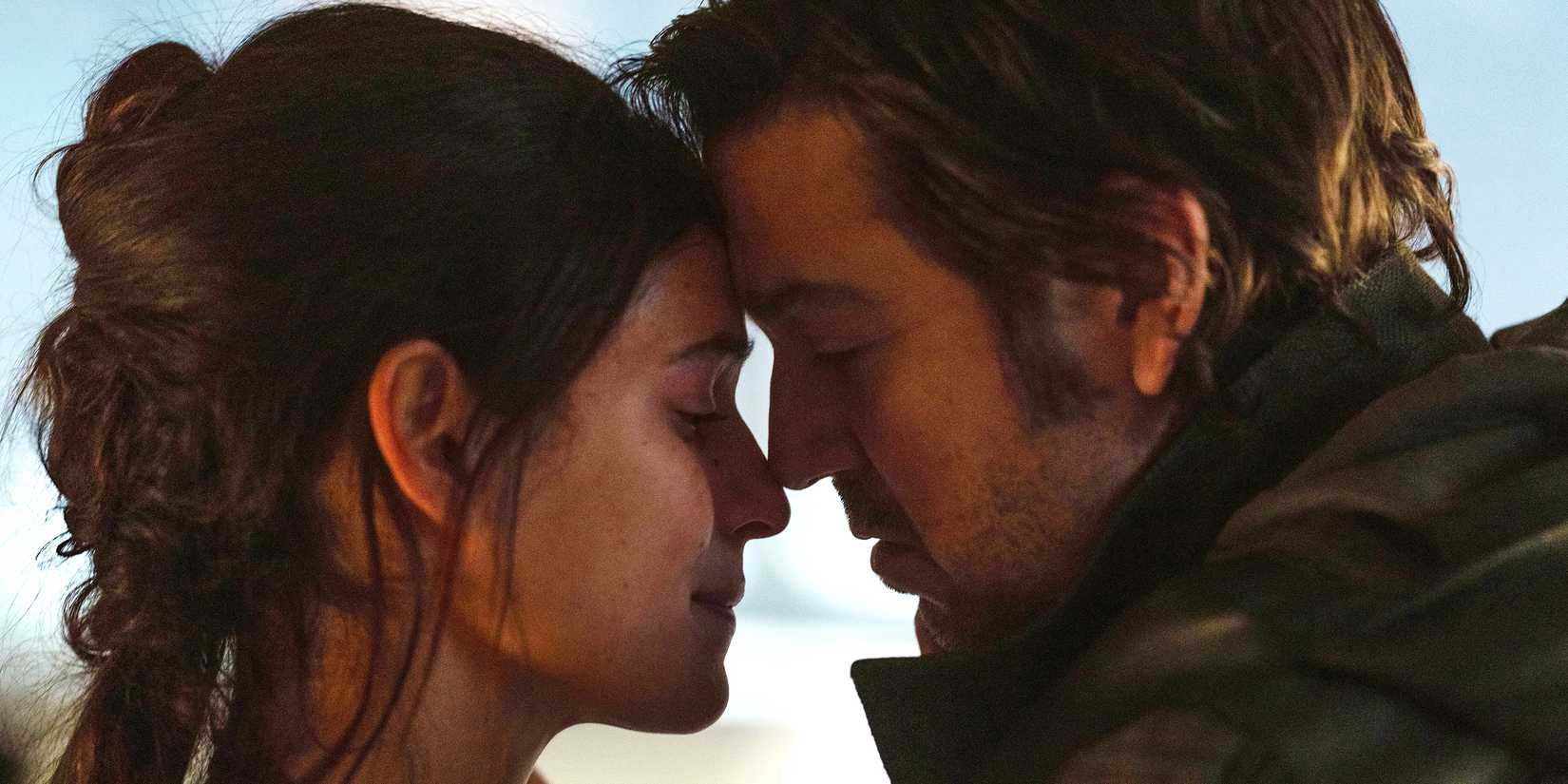 Adria Arjona sebagai Bix dan Diego Luna sebagai Cassian berbagi momen mesra dalam sebuah adegan dari Andor di Disney+