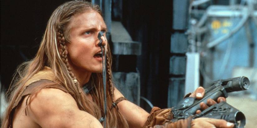 Barry Pepper as Jonnie Goodboy Tyler holding a weapon in 'Battlefield Earth'