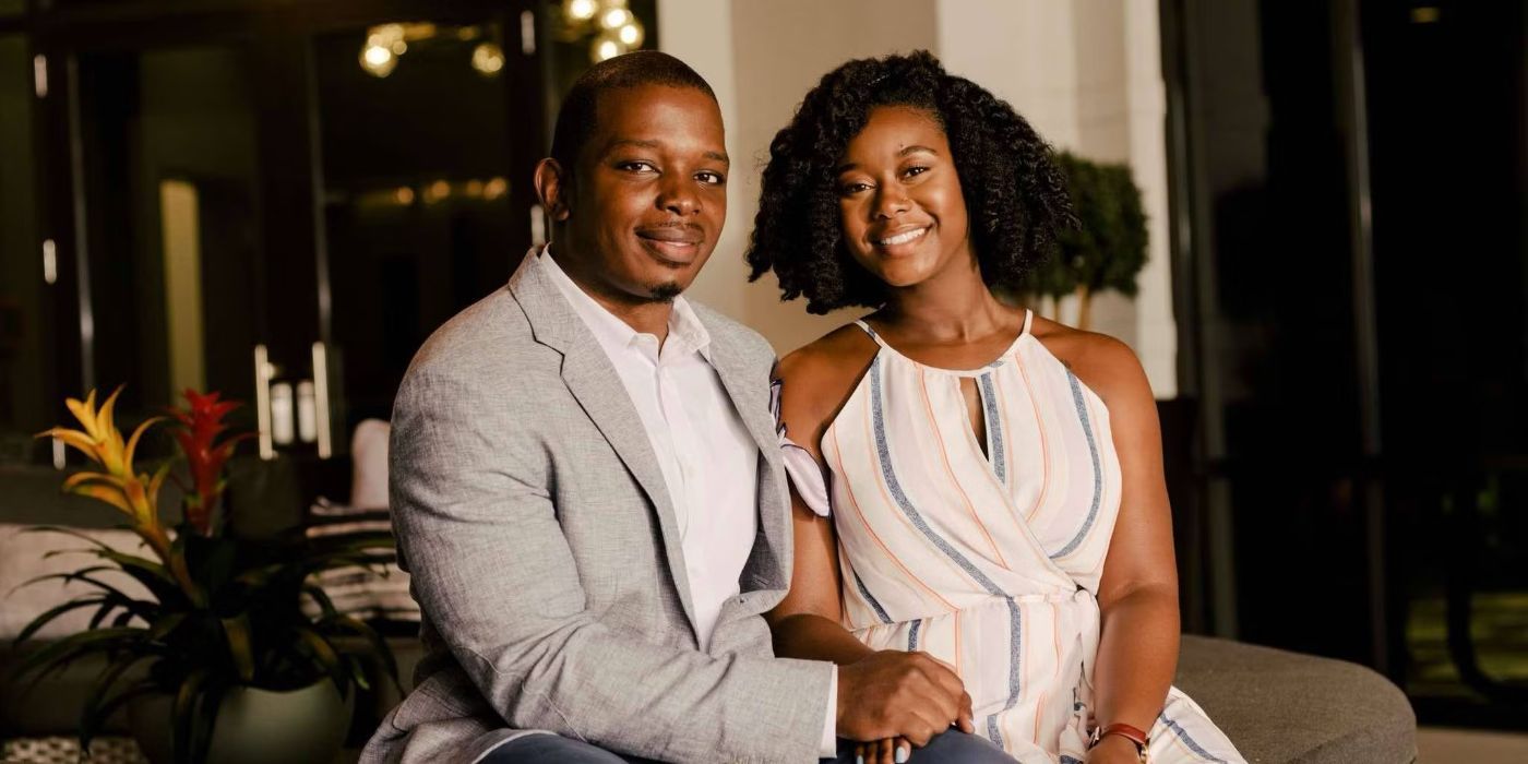 Greg Okotie e Deonna McNeill, de casados ​​à primeira vista, sentam -se um ao lado do outro e sorriem. 