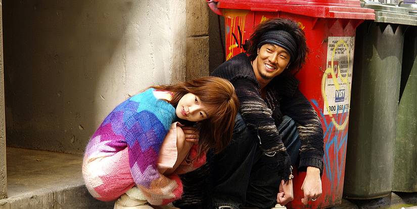 So Ji-sub and Im Soo-jung in I'm Sorry, I Love You squatting in an alley and smiling