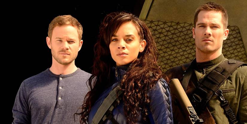 Dutch (Hannah John-Kamen), Johnny (Aaron Ashmore), and D'avin (Luke Macfarlane) preparing to take on another bounty hunting mission in Killjoys
