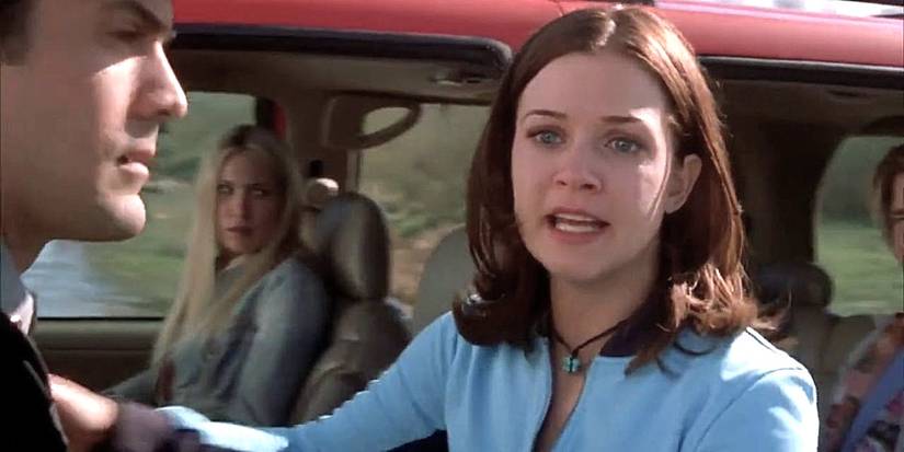 A.J. Cook as Kimberly arguing with a person outside a red vehicle in Final Destination 2.