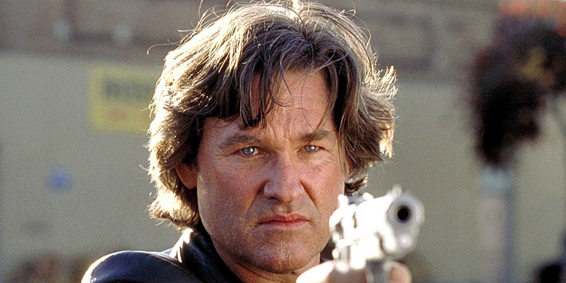 Officer Perry (Kurt Russell) pointing a gun in 'Dark Blue'