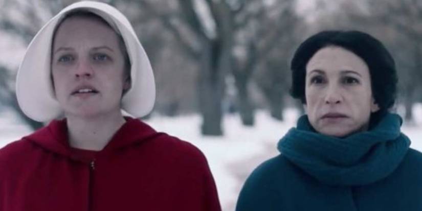 Elisabeth Moss a June and Julie Dretzin as Eleanor as The Handmaid's Tale