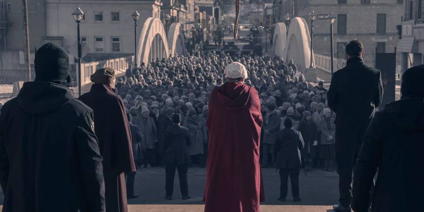 إليزابيث موس في دور يونيو لإعدامها في فيلم The Handmaid's Tale.