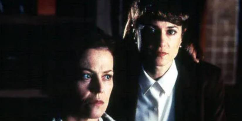 Sigourney Weaver and Holly Hunter as Dr. Hudson and Monahan wearing suits and looking into the camera in 'Copycat'