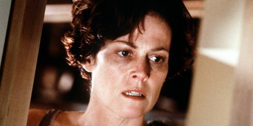Sigourney Weaver as Dr. Hudson frowning in 'Copycat'