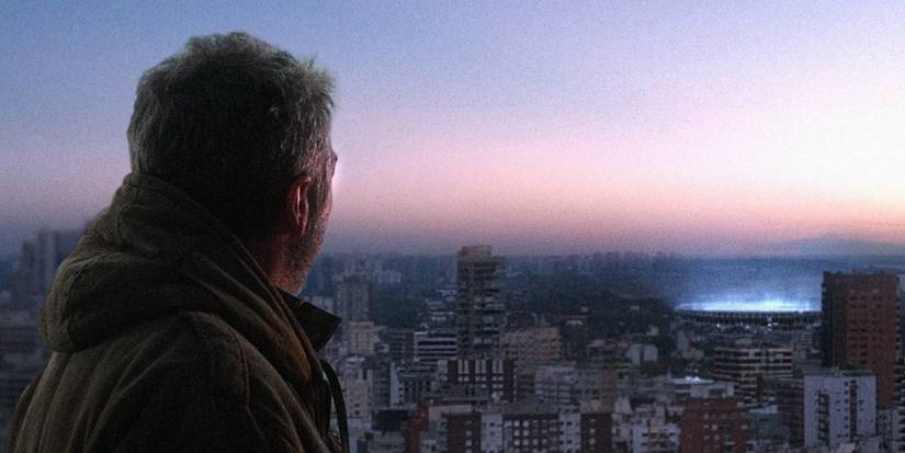 Juan Salvo (Ricardo Darín) mira la luz desde el Estadio de River Plate en Eternatu.