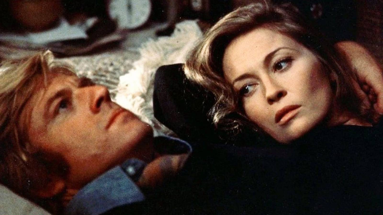 Robert Redford and Faye Dunaway lying down in Three Days of the Condor - 1975