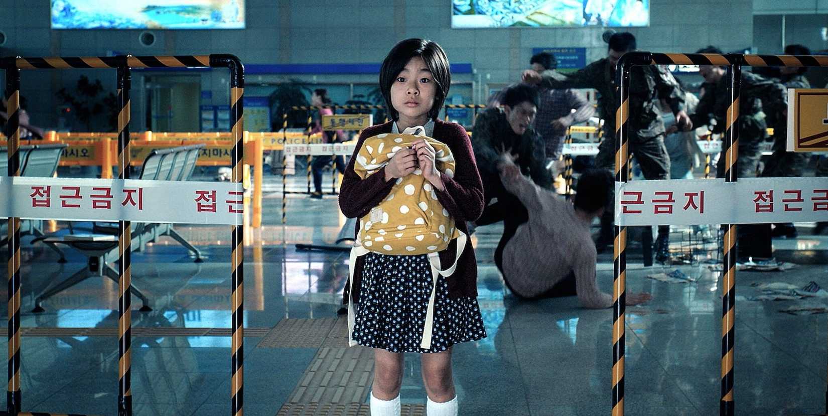 Train to Busan, Soo-an (Kim Su-an) clutching a backpack looking terrified