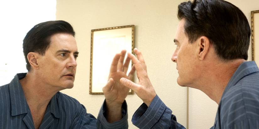 Kyle MachLachlan looking in a mirror in Twin Peaks.