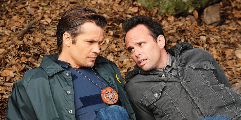 Timothy Olyphant's Raylan and Walton Goggins' Boyd on the ground talking in Justified.