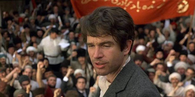 Warren Beatty adressing a crowd in Reds