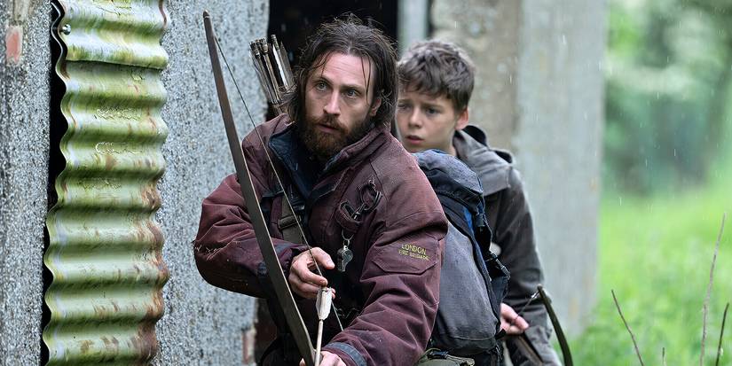 Jamie and Spike sneaking up with bow and arrows in 28 Years Later.