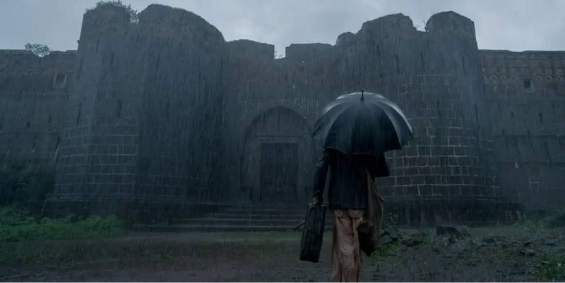 A figure approaching an old building in Tumbbad