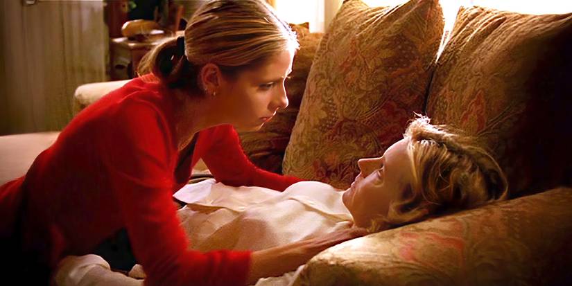 Sarah Michelle Gellar as Buffy looks at Kristine Sutherland as Joyce in Buffy the Vampire Slayer, The Body.