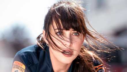 Dakota Johnson levanta la vista desde un accidente automovilístico en Madame Web