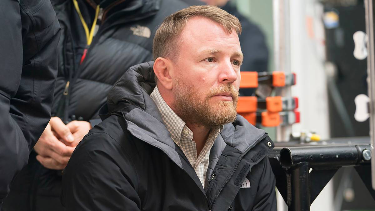 Guy Ritchie in posizione di comando nel mercato streaming con successo su Apple TV