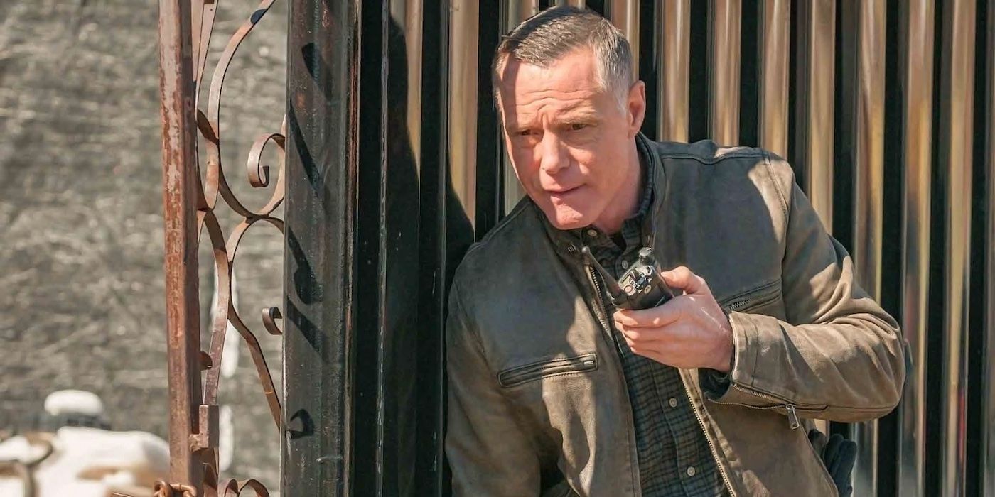 Hank Voight (Jason Beghe) outside with radio in hand in Chicago P.D. episode "Reckoning."