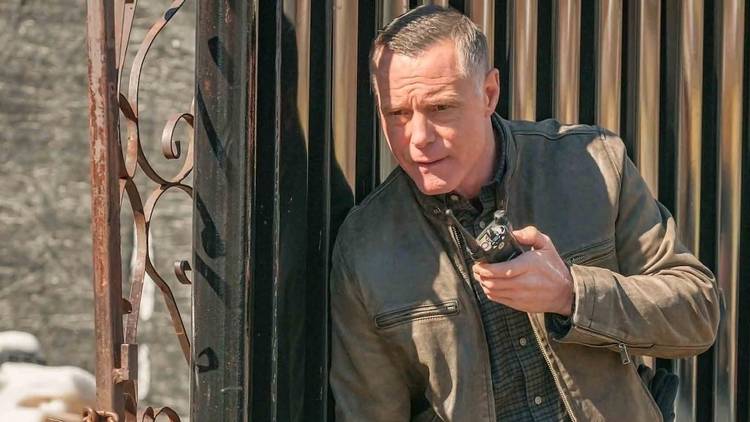 Hank Voight (Jason Beghe) outside with radio in hand in Chicago P.D. episode "Reckoning."