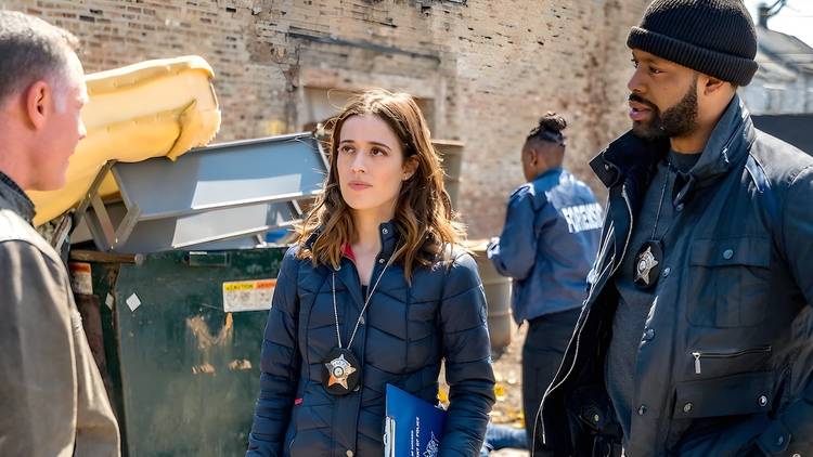 Hank Voight (Jason Beghe) talking to Burgess (Marina Squerciati) and Atwater (LaRoyce Hawkins) in Chicago P.D.'s "Reckoning."