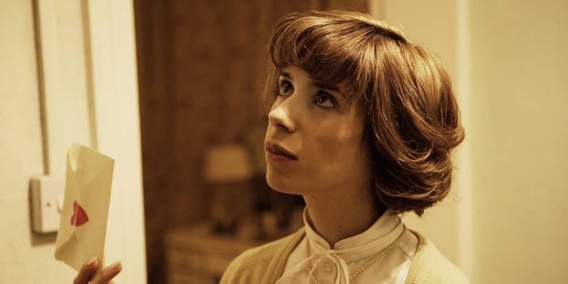 Jill (Sally Hawkins) holding a letter in 'Submarine'