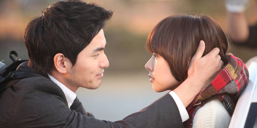 Jo Yun-hie and Lee Jin-wook looking at each other with Lee holding Jo's head in his hand in Nine- Nine Time Travels