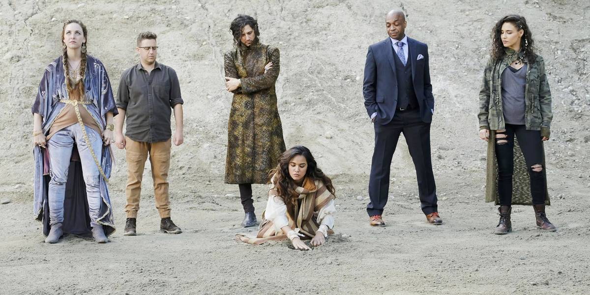 Margo (Summer Bishil) em uma cena de alucinação musical durante seu arco no deserto em 'The Magicians'.