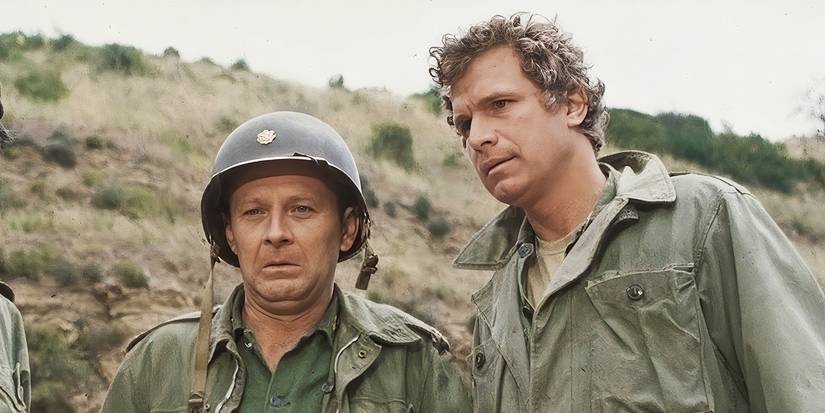 Wayne Rogers y su compañero soldado parecen abatidos en M*A*S*H.