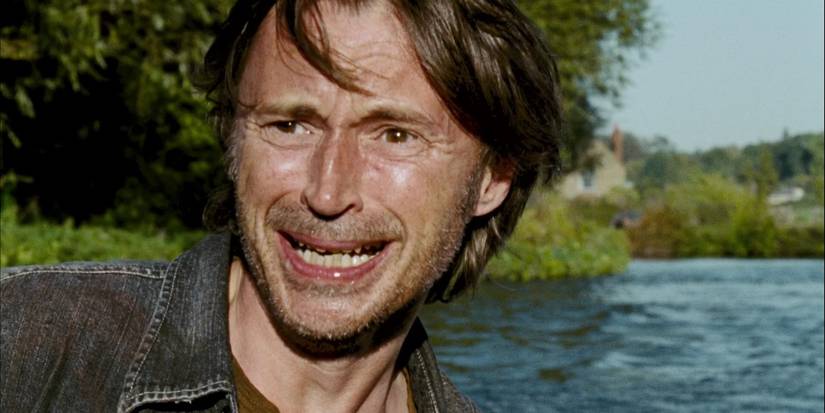 Robert Carlyle panicking on a boat, running from zombies, in 28 Weeks Later