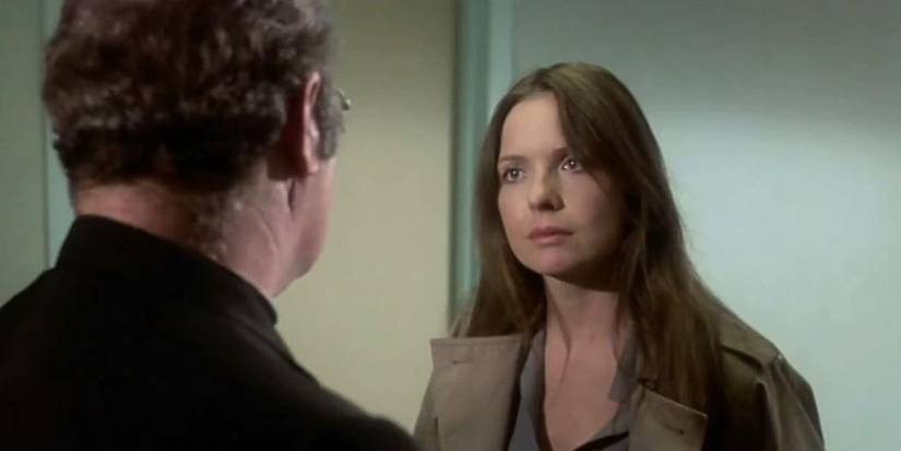 Diane Keaton as Theresa talking to a man in glasses in Looking for Mr. Goodbar.