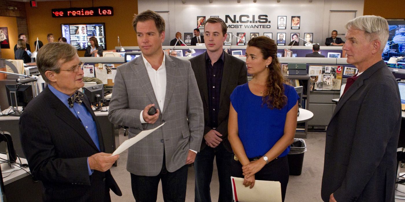 David McCallum as Donald "Ducky" Mallard giving a presentation to the team in NCIS.