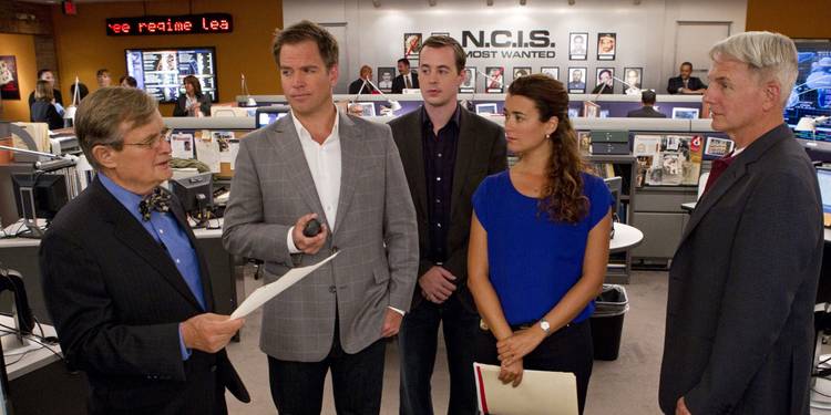 David McCallum as Donald "Ducky" Mallard giving a presentation to the team in NCIS.