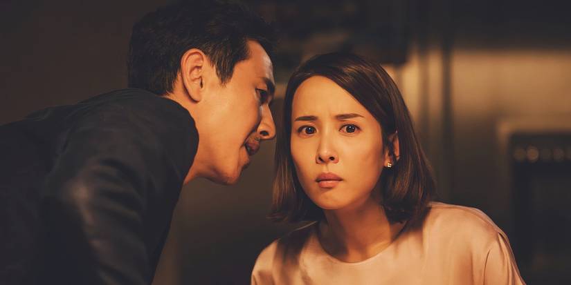 Lee-Sun-kyun whispering into Cho-Yeo-jeong's ear in Parasite