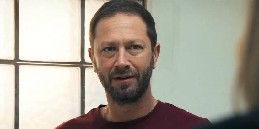 Richie habla con Nat sobre el moho en el techo mientras parece frustrado en el episodio 2 de la temporada 2 de The Bear.