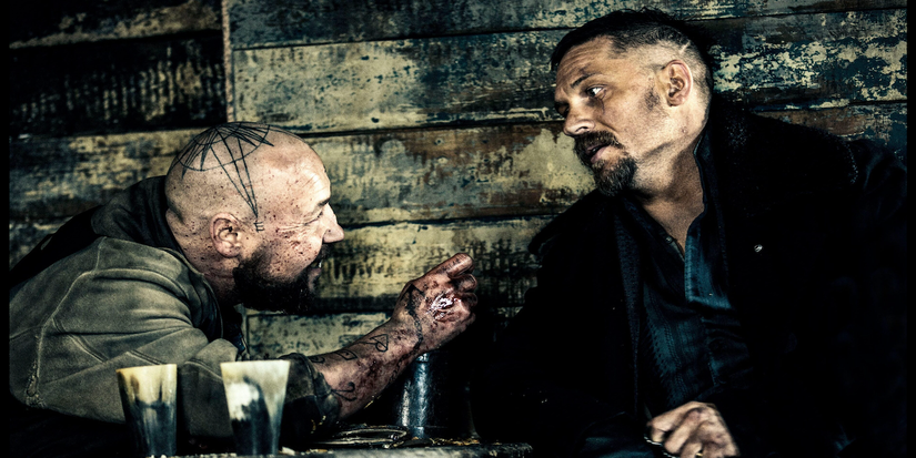 Atticus karya Stephen Graham dan Delaney karya Tom Hardy duduk di meja di Taboo.