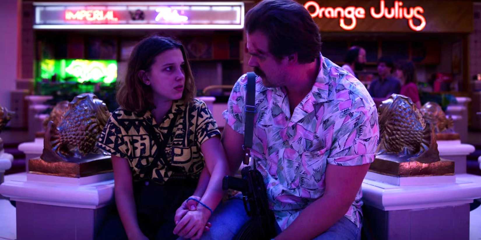 Hopper duduk di sebelah Eleven dan mereka berpegangan tangan saat berbicara di mal Starcourt di Stranger Things.